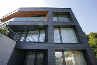 Slate facade - dynamic masonry